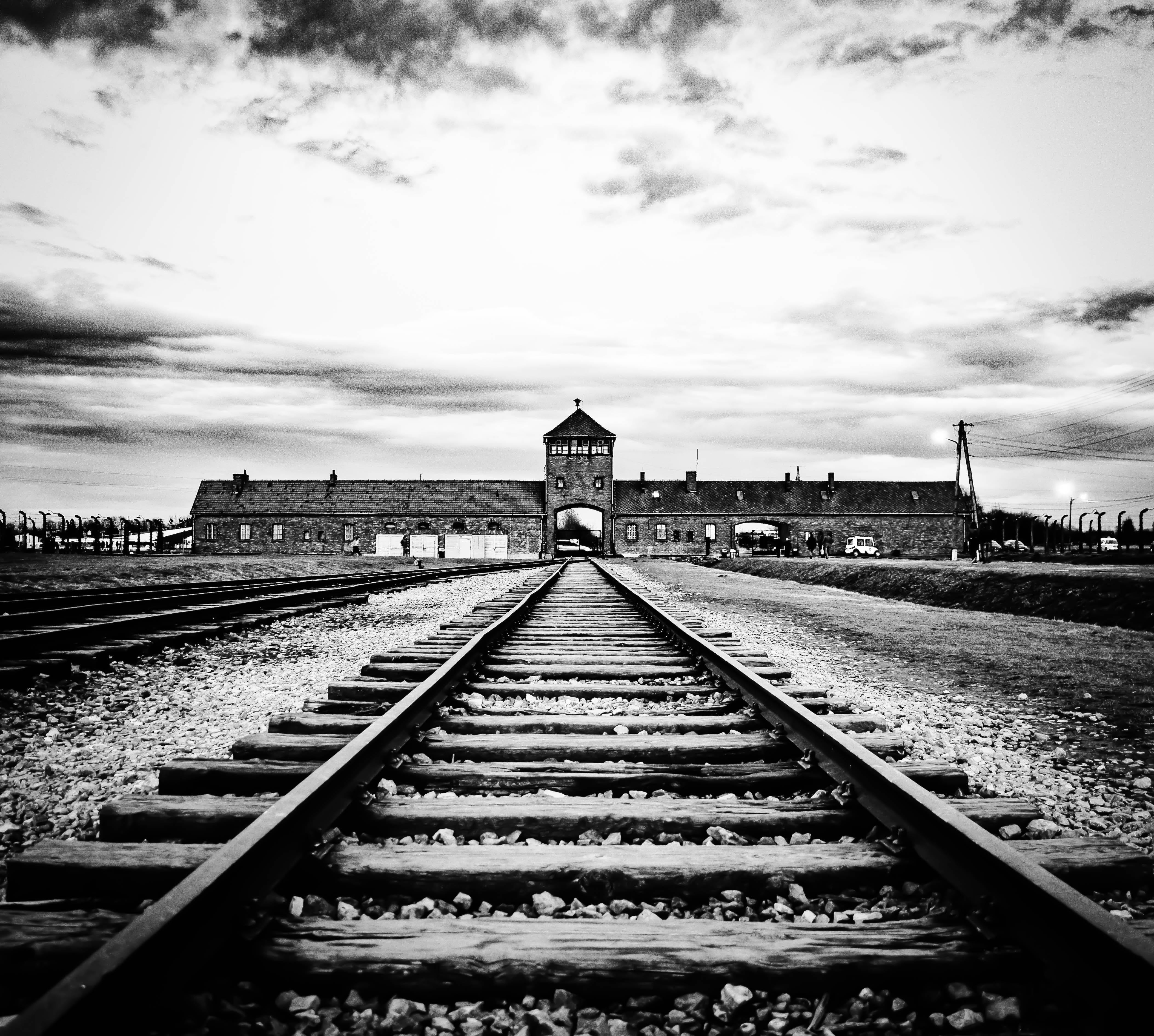 Di Canto In Canto Una Poesia Di Dan Pagis Per La Giornata Della Memoria Joimag